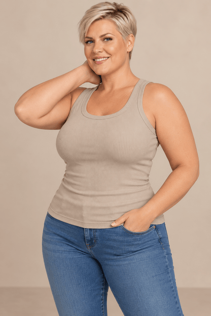 Camiseta Cashia Basic TAU beige de escote redondo, talla 2XL, con modelo rubia de pelo corto.