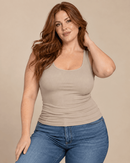 Camiseta Cashia Basic TAU beige de escote redondo, talla XL, con modelo pelirroja curvilínea.