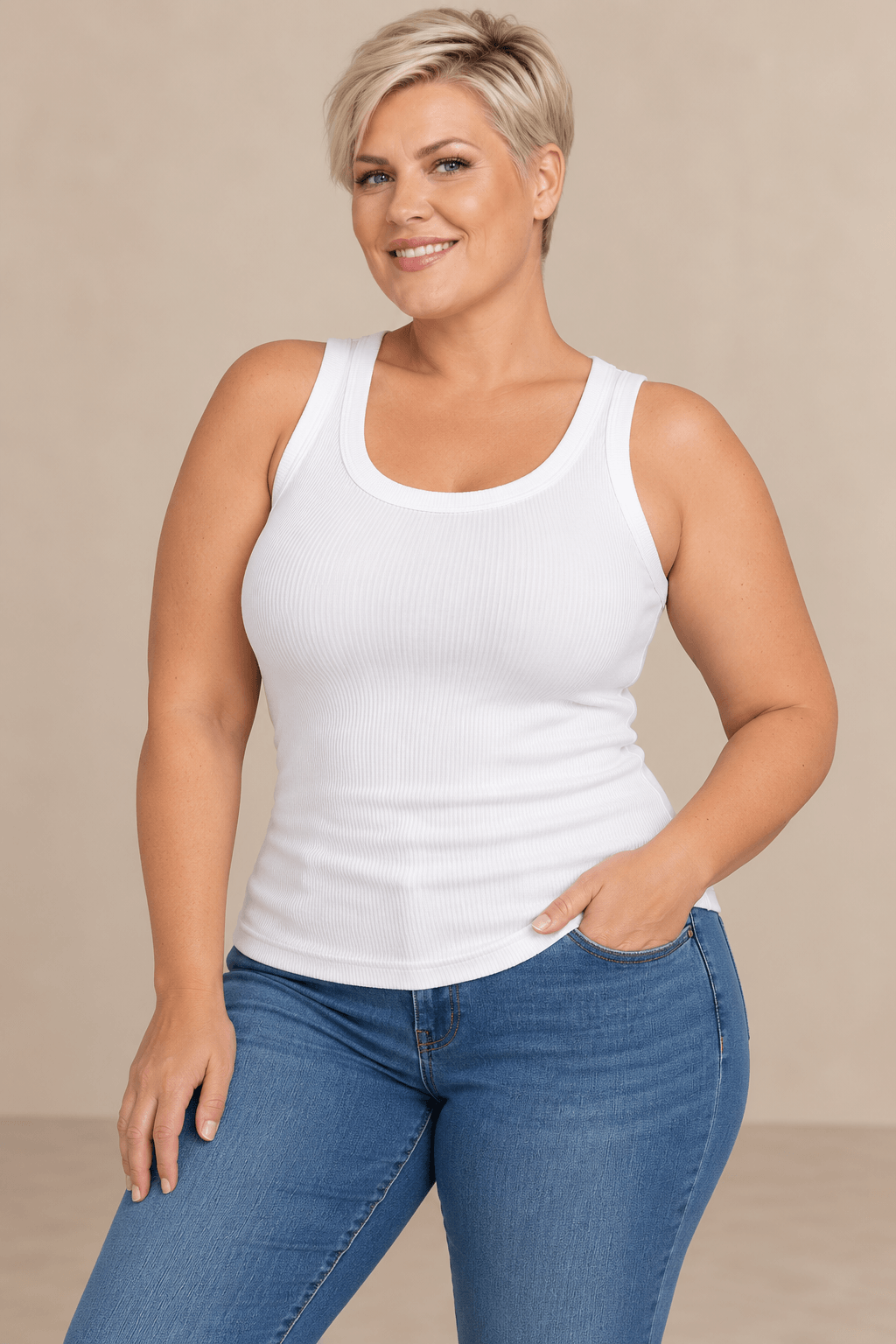 Camiseta Cashia Basic TAU blanca de tejido canalé, talla 2XL, con modelo rubia de pelo corto.