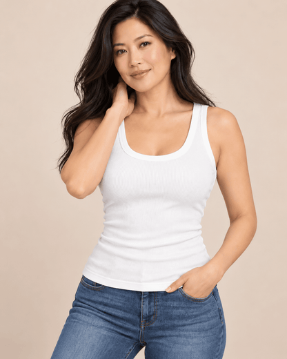 Camiseta Cashia Basic TAU blanca de tirantes y tejido canalé, talla L, con modelo asiática.