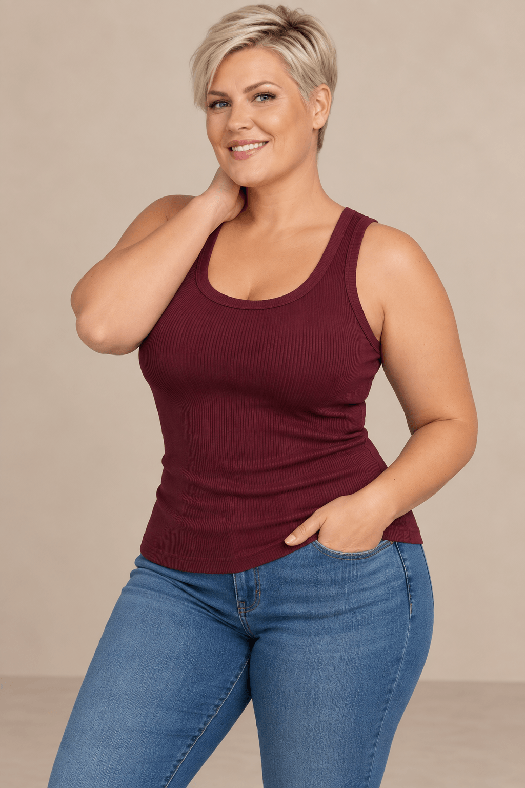Camiseta Cashia Basic TAU burdeos de tirantes y escote redondo, talla 2XL, con modelo rubia de pelo corto.