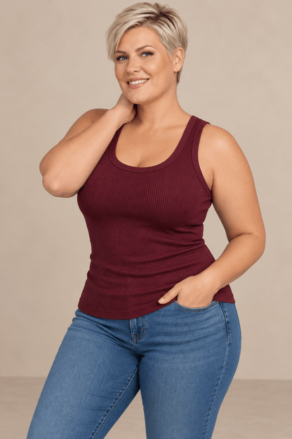 Camiseta Cashia Basic TAU burdeos de tirantes y escote redondo, talla 2XL, con modelo rubia de pelo corto.