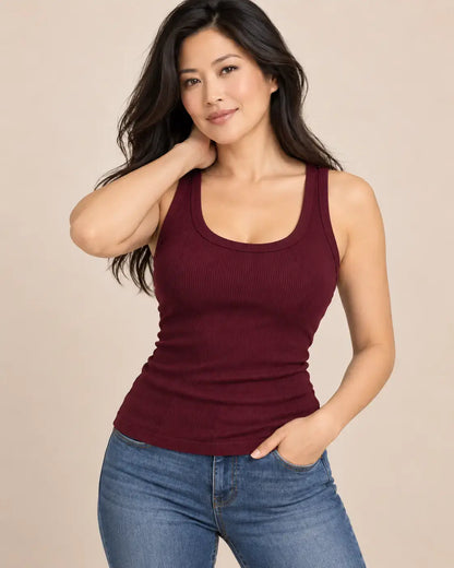 Camiseta Cashia Basic TAU burdeos de tirantes, talla L, con modelo Cashia asiática.