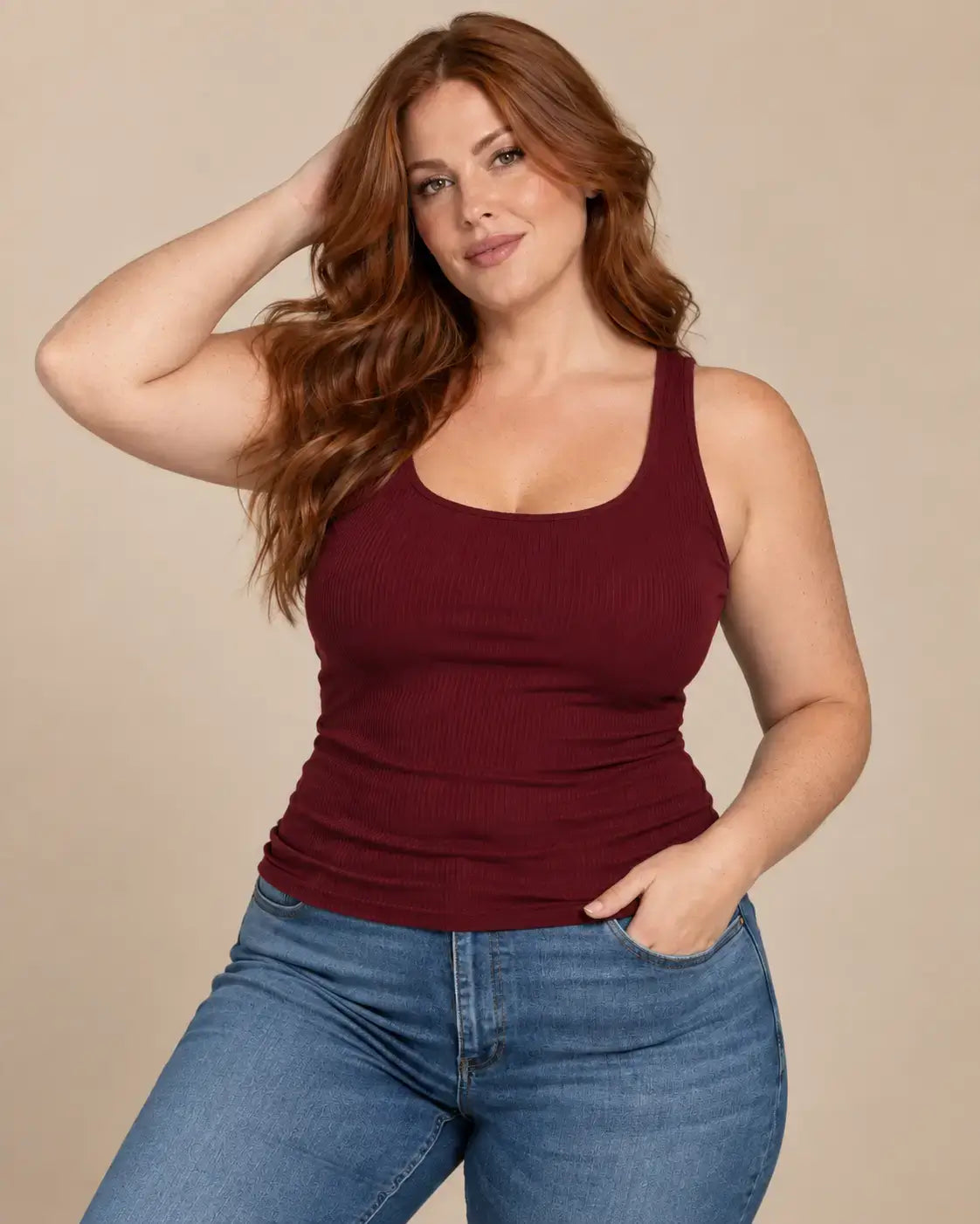 Camiseta Cashia Basic TAU burdeos de escote redondo, talla XL, con modelo pelirroja curvilínea.