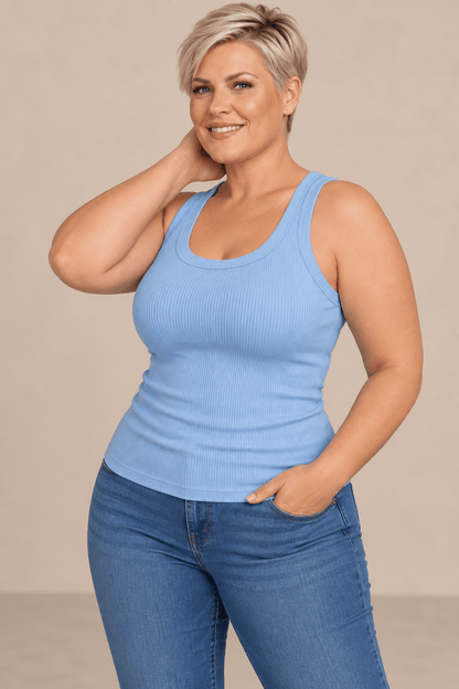 Camiseta Cashia Basic TAU celeste de tejido canalé, talla 2XL, con modelo rubia de pelo corto.