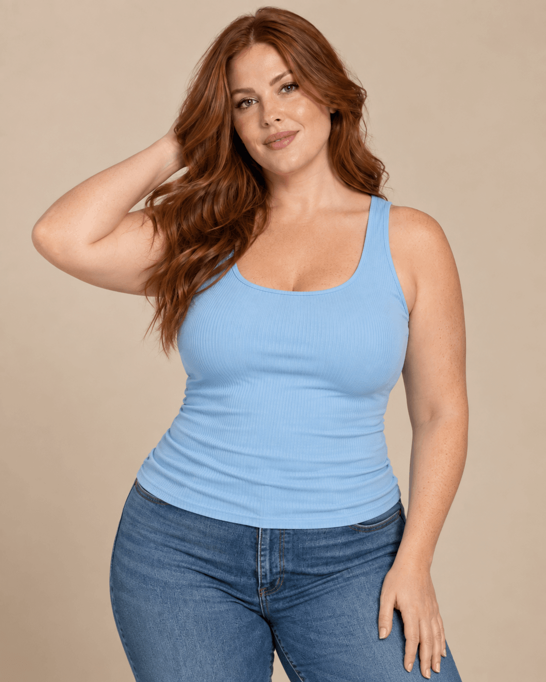 Camiseta Cashia Basic TAU celeste de tirantes, talla XL, con modelo pelirroja curvilínea.