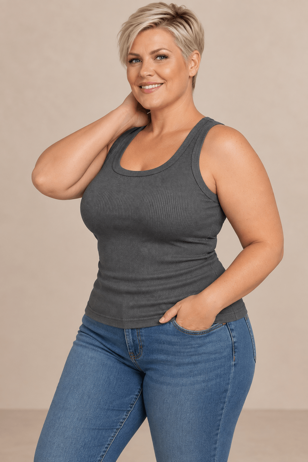 Camiseta Cashia Basic TAU gris de tirantes, talla 2XL, con modelo rubia de pelo corto y vaqueros.