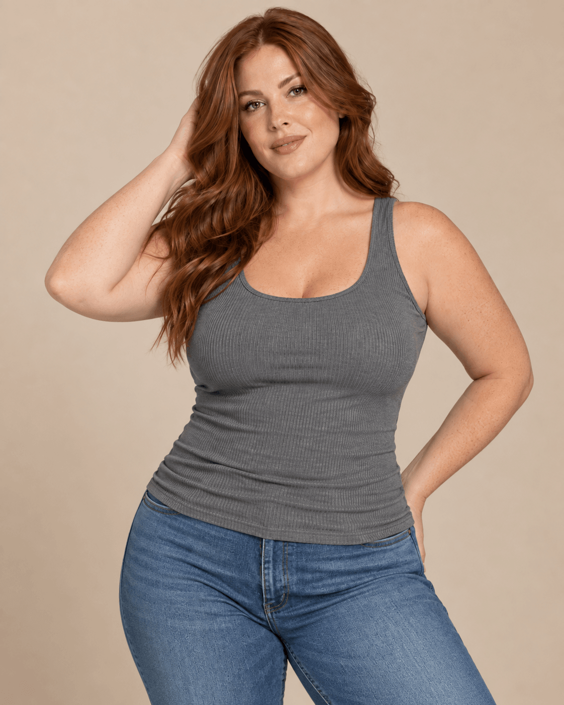Camiseta Cashia Basic TAU gris de tirantes y tejido canalé, talla XL, con modelo pelirroja.