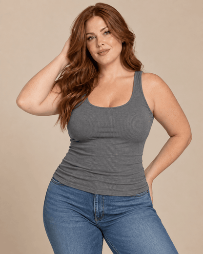 Camiseta Cashia Basic TAU gris de tirantes y tejido canalé, talla XL, con modelo pelirroja.