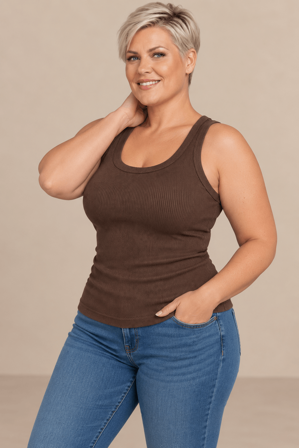 Camiseta Cashia Basic TAU marrón de tejido canalé, talla 2XL, con modelo rubia de pelo corto.