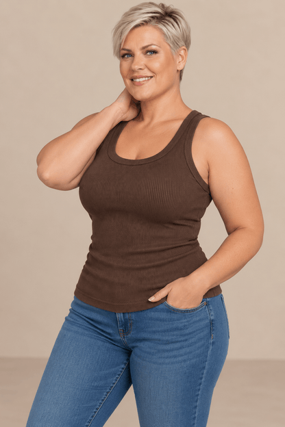 Camiseta Cashia Basic TAU marrón de tejido canalé, talla 2XL, con modelo rubia de pelo corto.