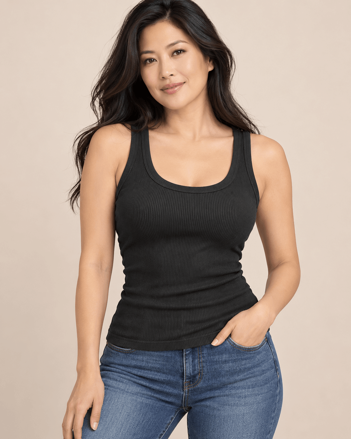 Camiseta Cashia Basic TAU negra de tirantes, talla L, con modelo Cashia asiática de pelo largo.