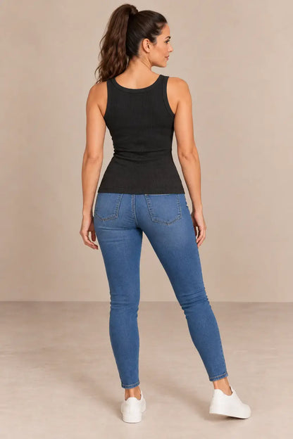 Vista de espalda de la camiseta Cashia Basic TAU negra con modelo talla S y vaqueros.