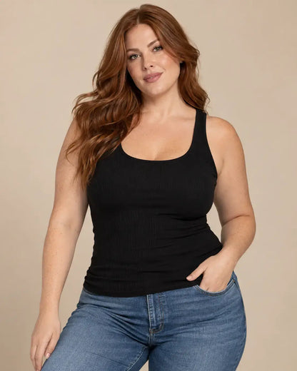 Camiseta Cashia Basic TAU negra de tirantes, talla XL, con modelo Cashia pelirroja curvilínea.