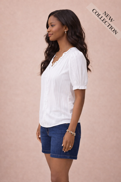 Blusa blanca de mujer vista de perfil con tejido ligero y detalle de encaje estilo minimalist