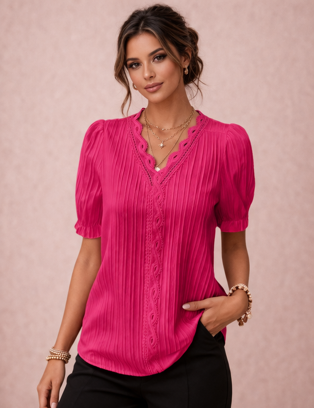 Blusa fucsia de mujer con encaje y escote en V combinada con pantalón negro look elegante Cashia