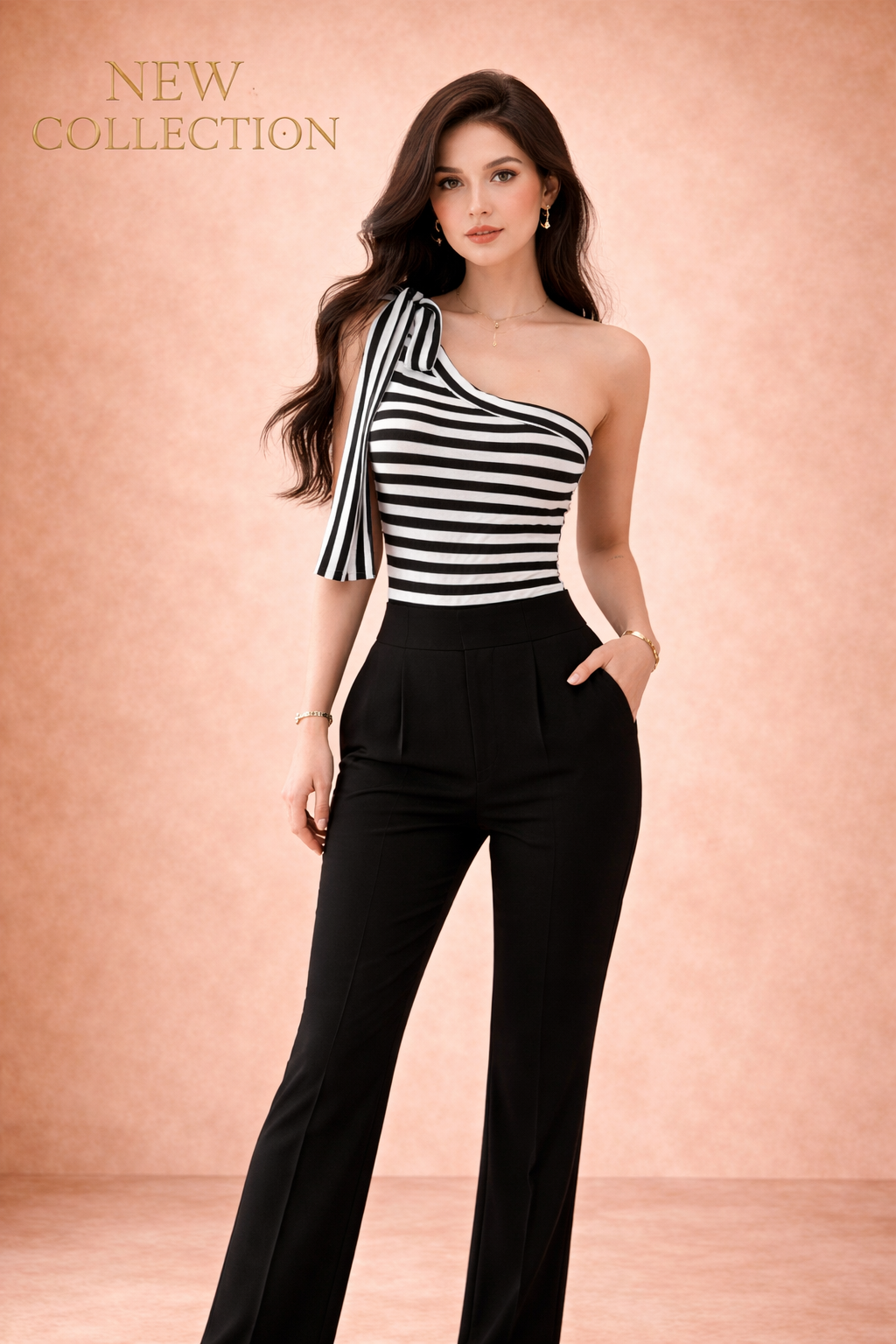 Top Cashia Cannes de rayas blanco y negro con tirante asimétrico y lazo, combinado con pantalón negro, vista frontal cuerpo entero