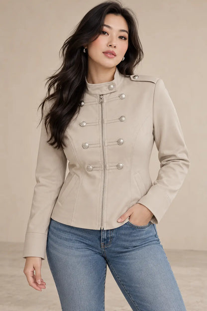 Chaqueta Cashia Céfiro crudo talla L sobre modelo asiática de pelo largo suelto, medio plano superior, con diferenciación visible de talla y silueta más amplia.