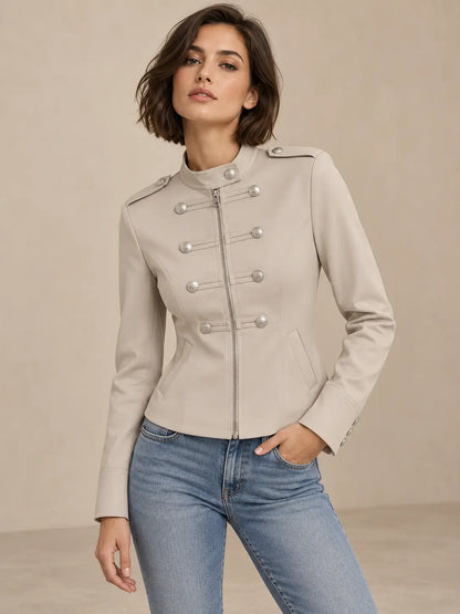 Chaqueta Cashia Céfiro crudo talla M sobre modelo morena con corte bob, medio plano superior, con diseño militar y botones plateados.