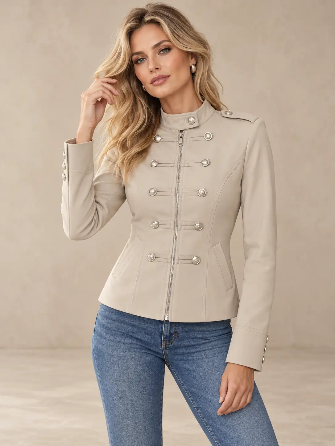 Chaqueta Cashia Céfiro crudo talla S sobre modelo rubia principal de pelo suelto, medio plano superior, con cremallera central y corte entallado.