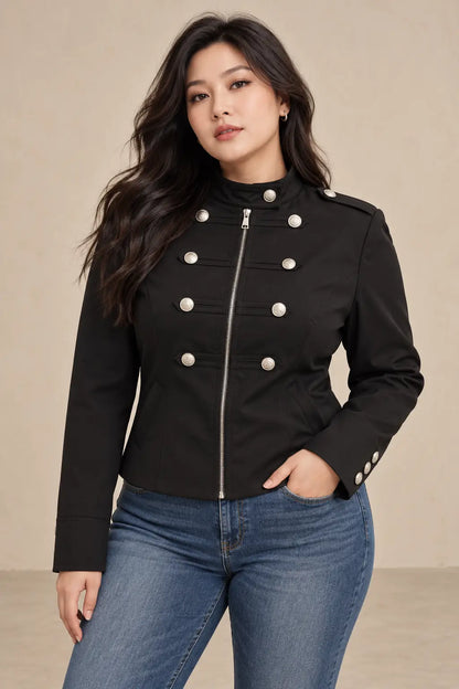 Chaqueta Cashia Céfiro negra talla L sobre modelo asiática de pelo largo suelto, medio plano superior, con mayor amplitud visible en la prenda y diferenciación de talla.