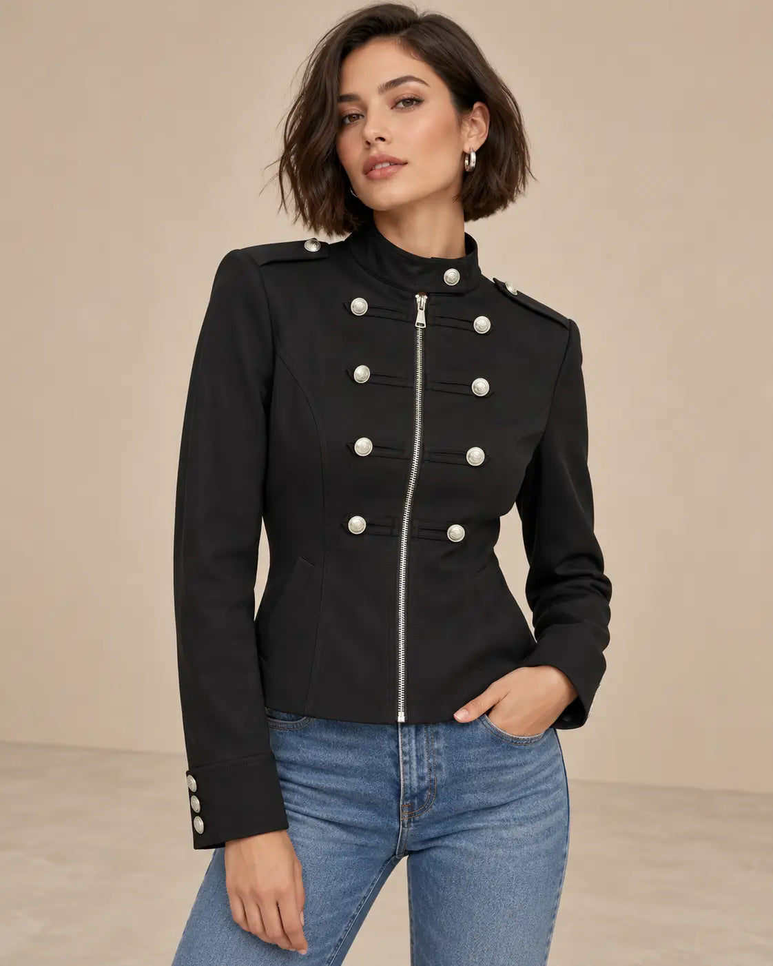 Chaqueta Cashia Céfiro negra talla M sobre modelo morena con corte bob, medio plano superior, con diseño militar, cuello alto y botones plateados.