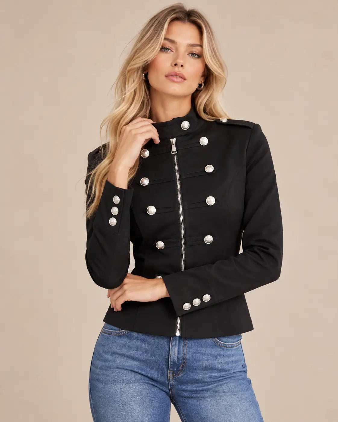 Chaqueta Cashia Céfiro negra talla S, con cremallera central, botones plateados y detalles militares.