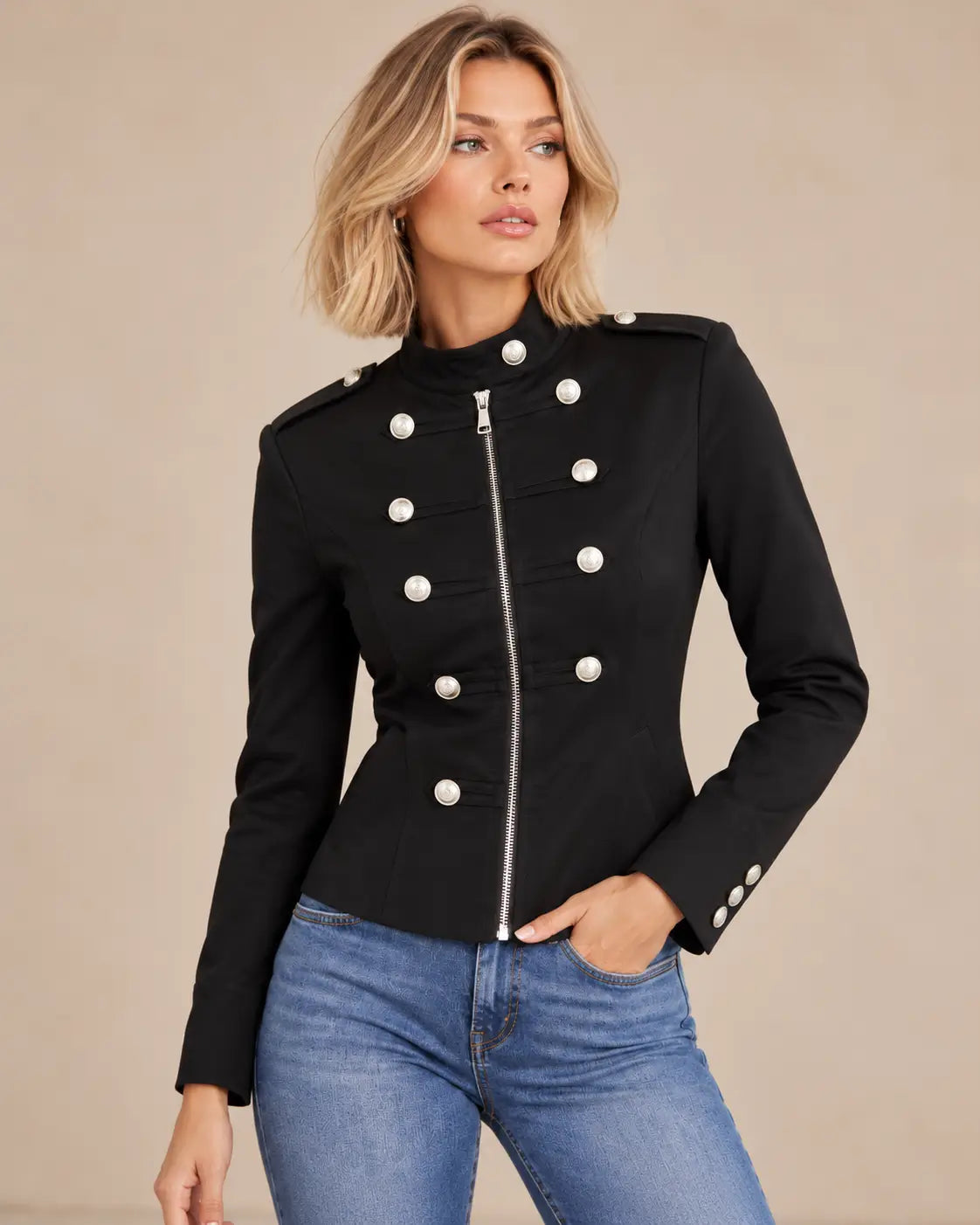Chaqueta Cashia Céfiro negra talla XS sobre modelo rubia joven, medio plano superior, con cuello alto, cremallera central y botones plateados de estilo militar.
