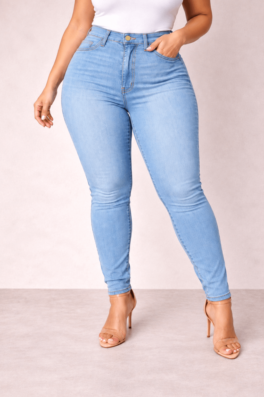Pantalón Cashia Denim 101 azul claro denim de tiro alto y corte slim fit, medio plano inferior en talla 3XL.