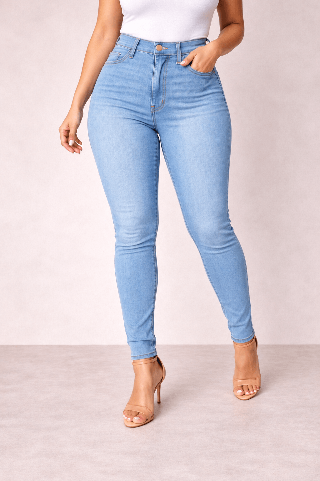 Pantalón Cashia Denim 101 azul claro de tiro alto y corte slim fit, medio plano inferior en talla M.