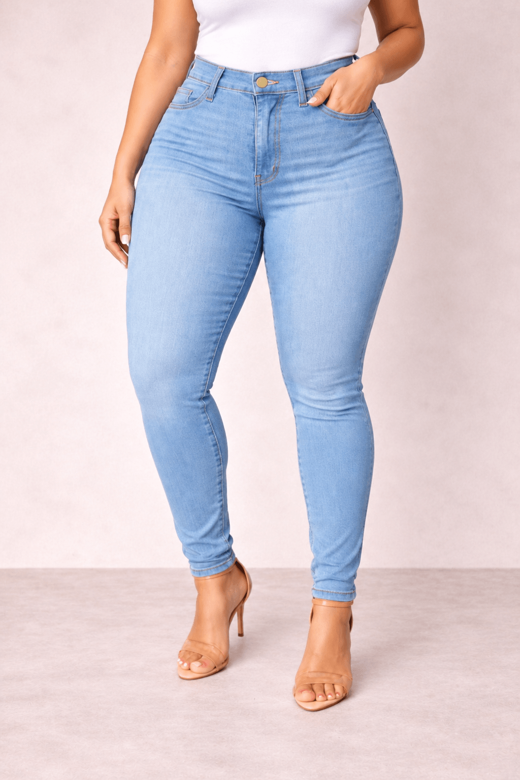 Pantalón Cashia Denim 101 azul claro de tiro alto y corte slim fit, medio plano inferior en talla XL.