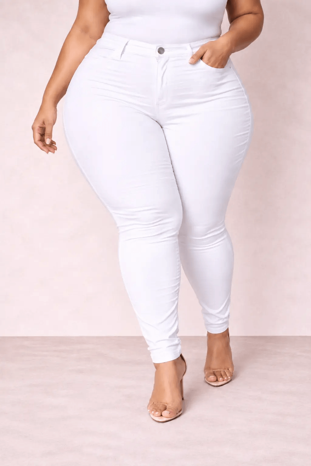 Pantalón Cashia Denim 101 blanco en talla 3XL, medio plano inferior sobre modelo con sandalias nude.