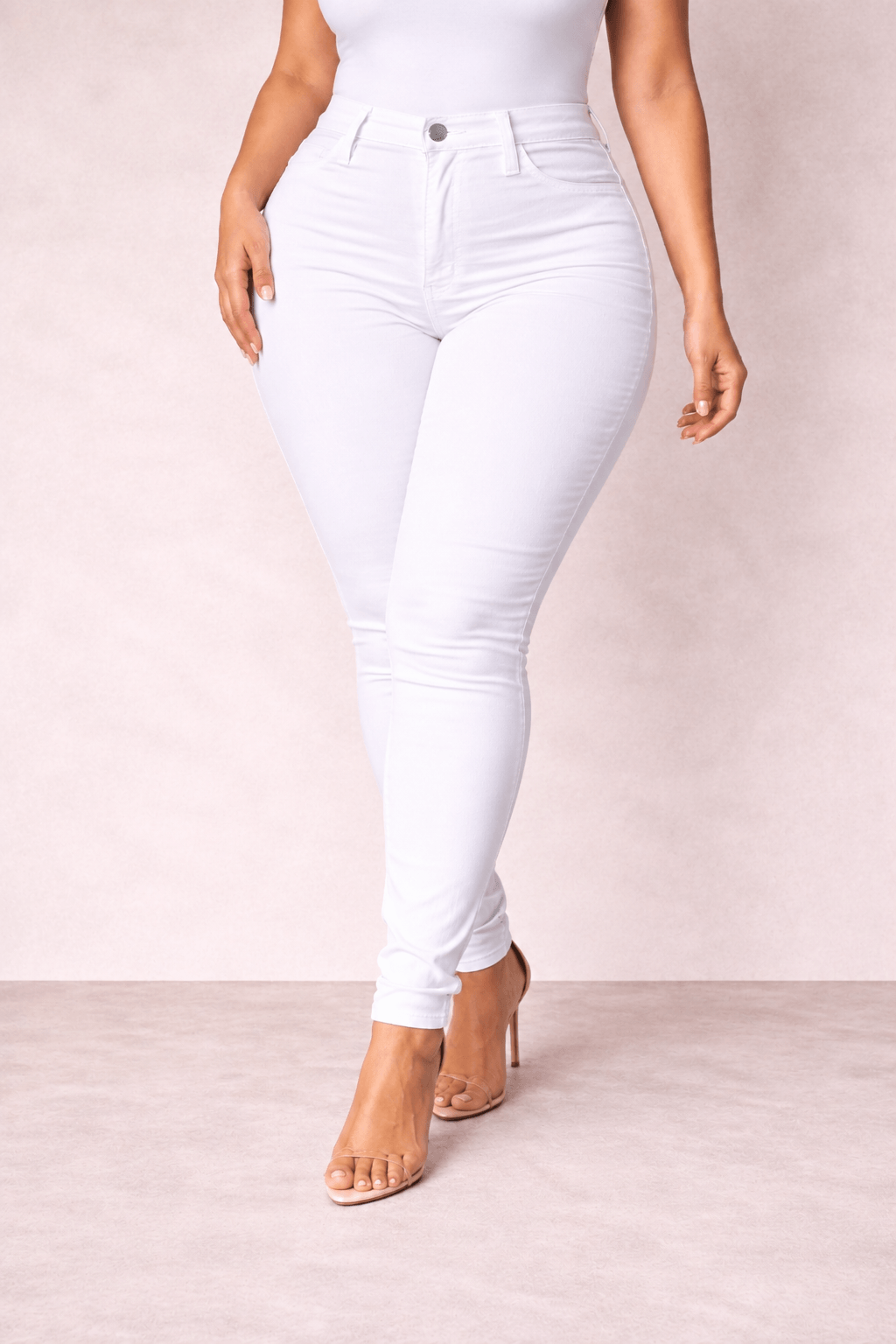 Pantalón Cashia Denim 101 blanco en talla L, medio plano inferior sobre modelo con sandalias nude.