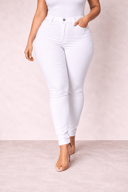 Pantalón Cashia Denim 101 blanco en talla M, medio plano inferior sobre modelo con sandalias nude.