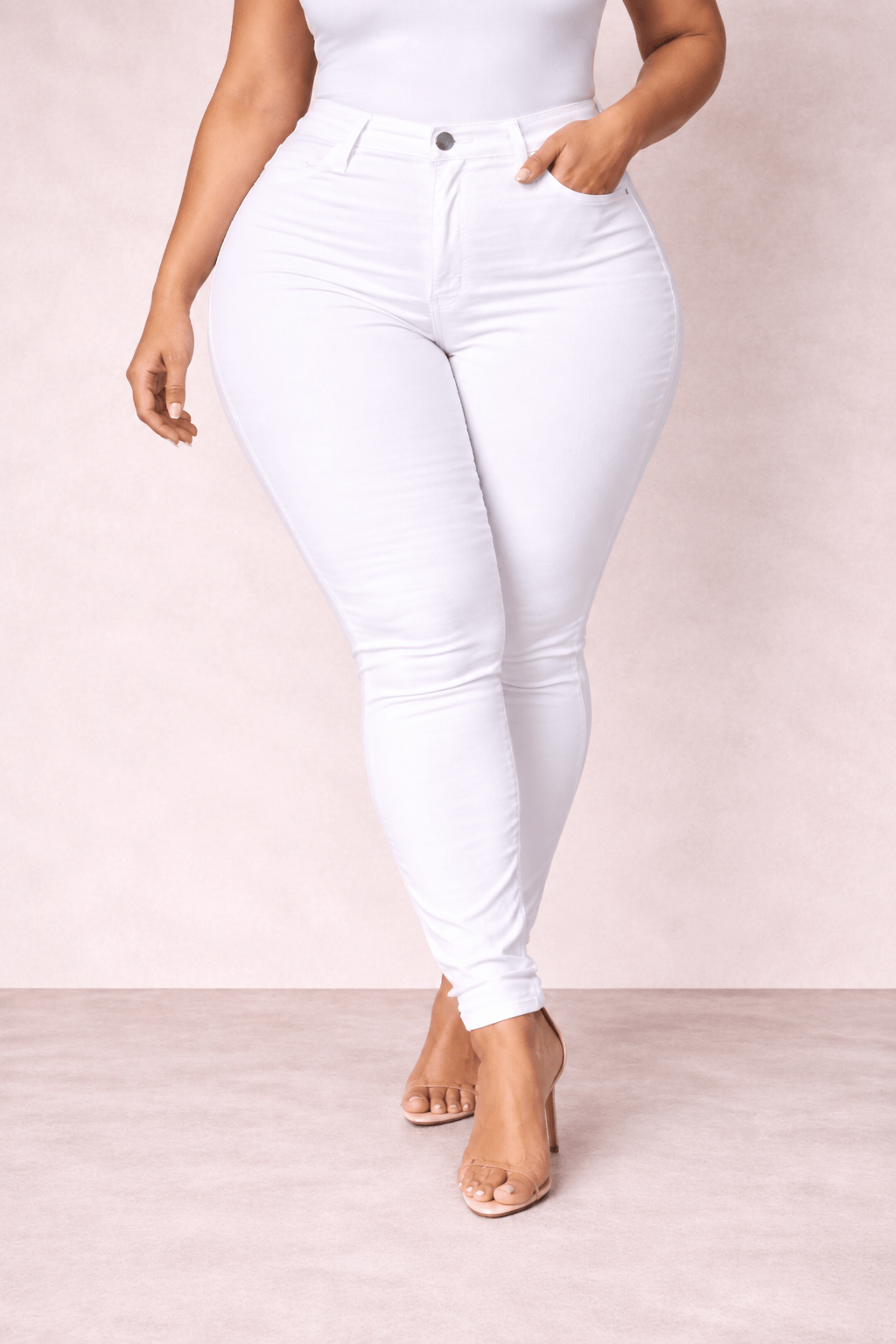 Pantalón Cashia Denim 101 blanco en talla XL, medio plano inferior sobre modelo con sandalias nude.
