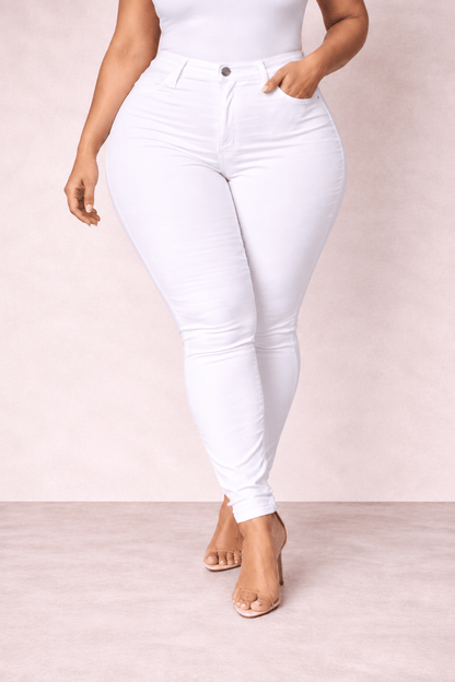 Pantalón Cashia Denim 101 blanco en talla XL, medio plano inferior sobre modelo con sandalias nude.