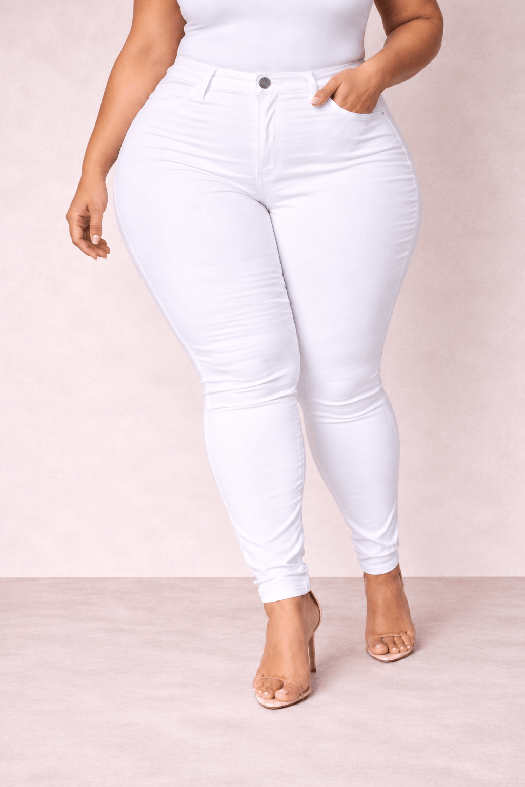 Pantalón Cashia Denim 101 blanco en talla XXL, medio plano inferior sobre modelo con sandalias nude.