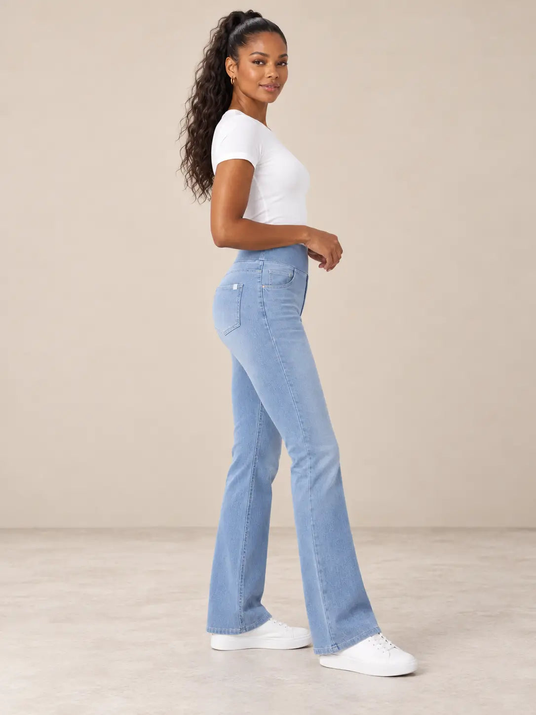 Pantalón Cashia Denim 200 en azul claro, modelo con camiseta blanca y zapatillas blancas, vista perfil