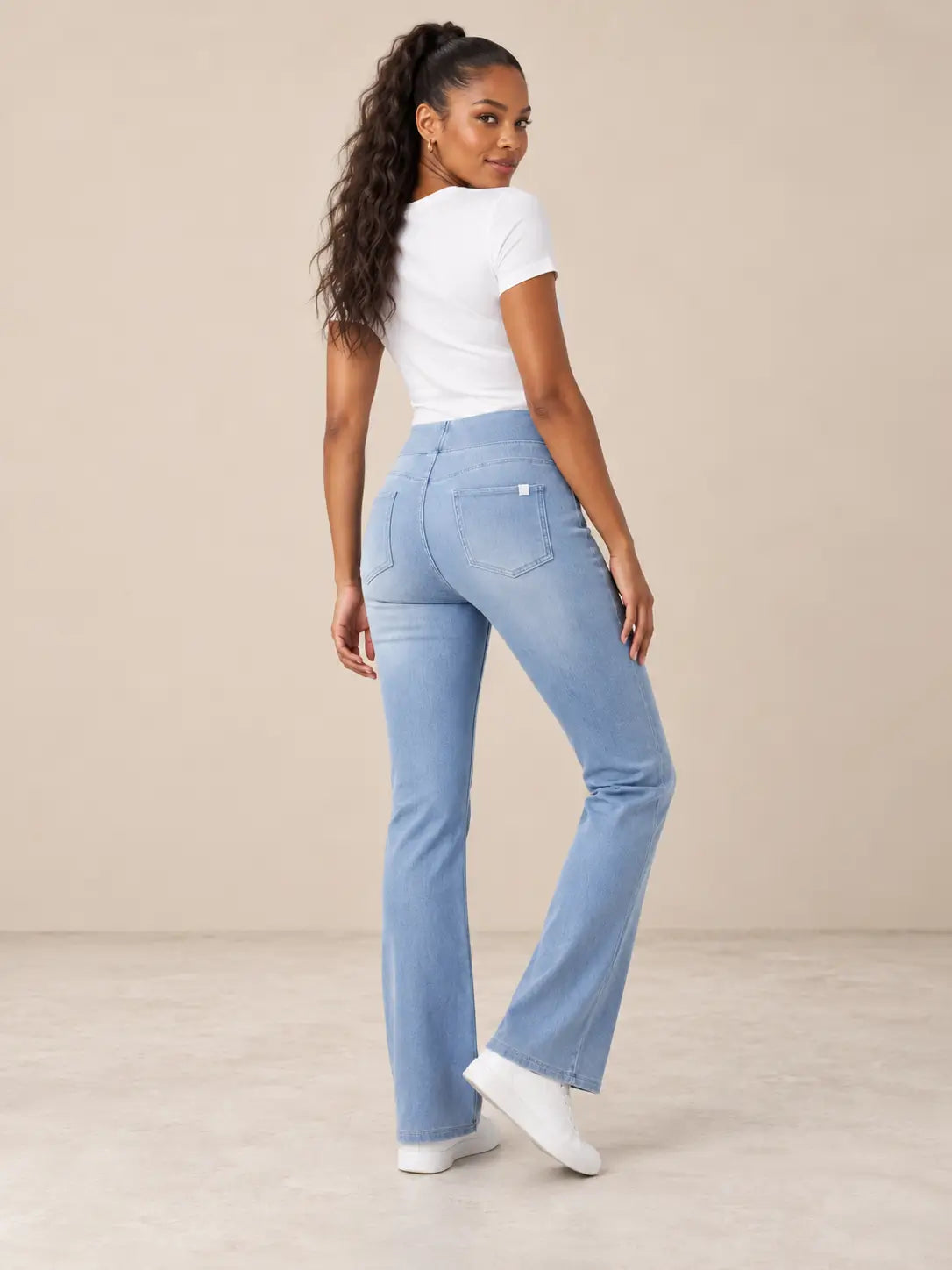 Pantalón Cashia Denim 200 azul claro, vista tres cuartos trasera en modelo talla S.
