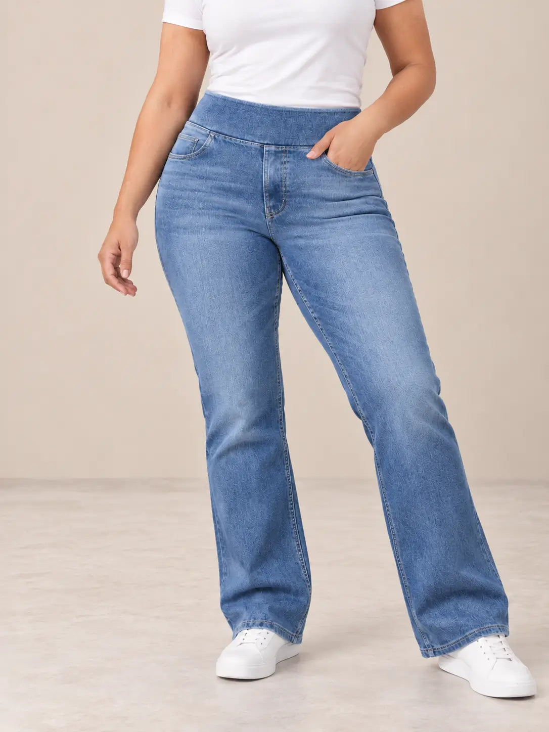 Pantalón Cashia Denim 200 en azul claro, talla L, vista de cintura a pies sobre modelo con camiseta blanca y zapatillas blancas.