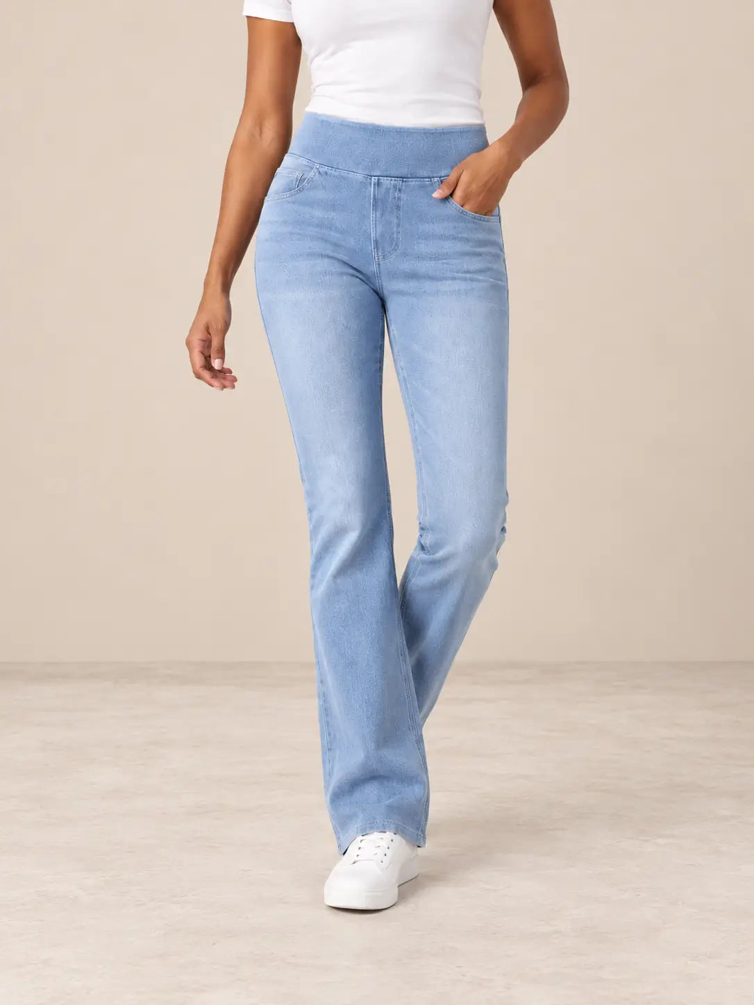 Pantalón Cashia Denim 200 azul claro, talla S, medio plano inferior en modelo negra.

