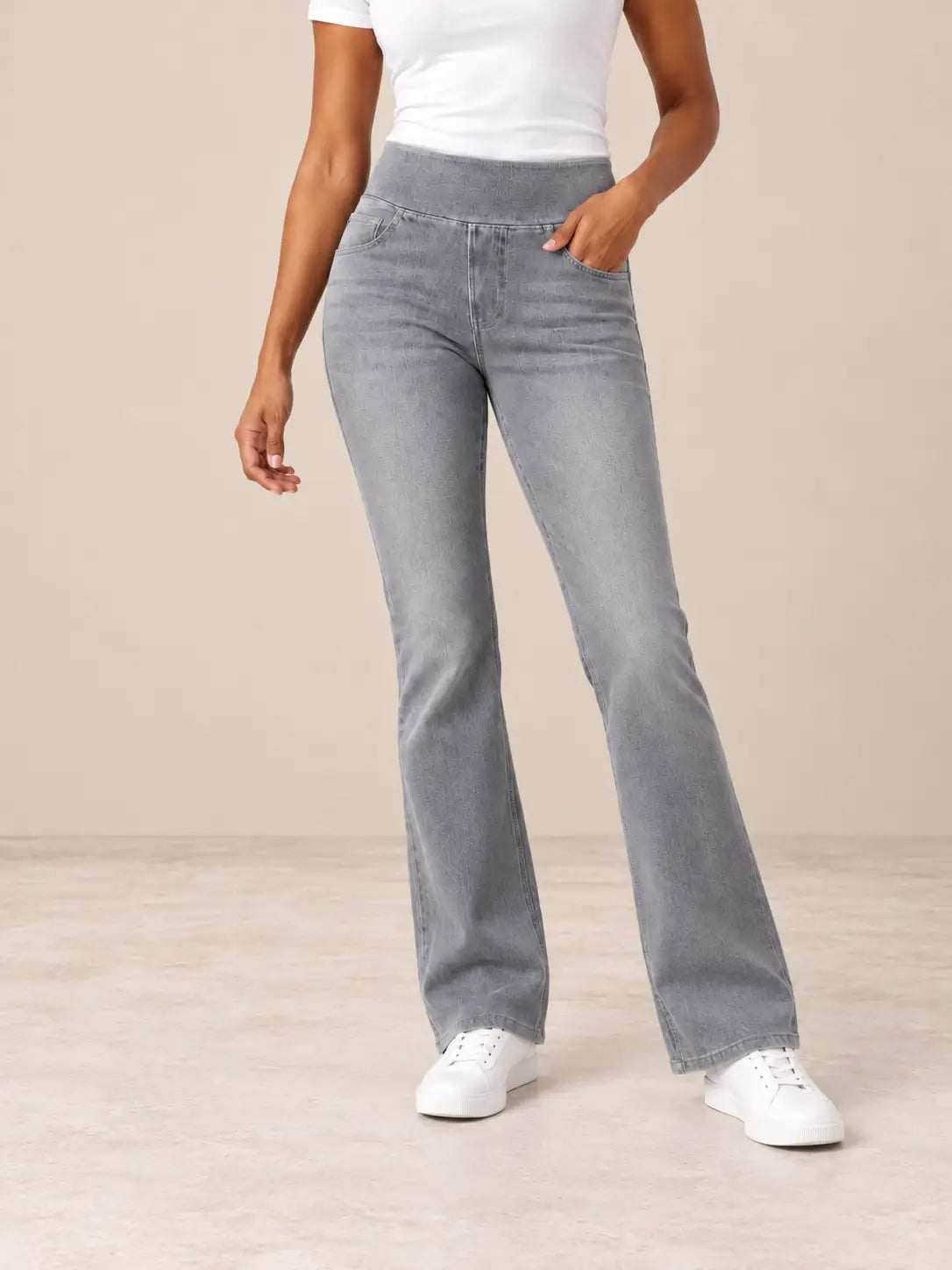 Pantalón Cashia Denim 200 en azul medio, talla S, vista de cintura a pies sobre modelo con camiseta blanca y zapatillas blancas.

