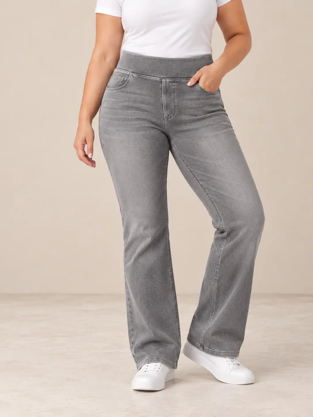 Pantalón Cashia Denim 200 color gris, talla XL, vista frontal de medio plano inferior sobre modelo con camiseta blanca y zapatillas blancas.

