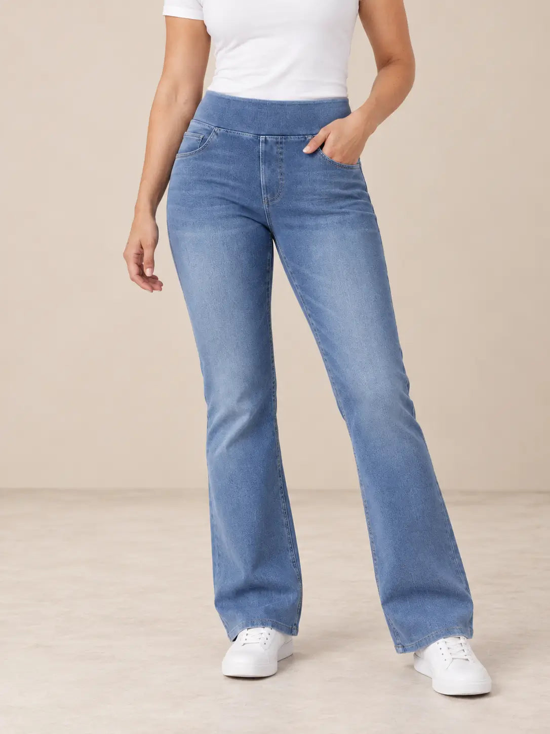 Pantalón Cashia Denim 200 azul medio, talla M, medio plano inferior en modelo 

