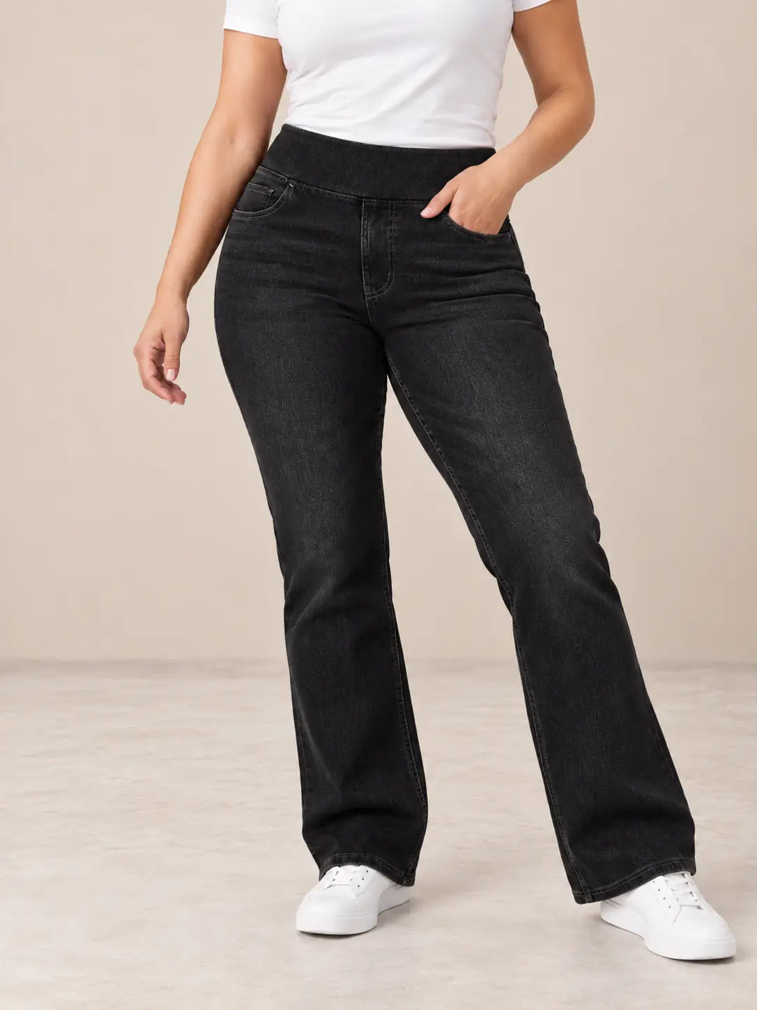 Pantalón Cashia Denim 200 color negro, talla M, vista frontal de medio plano inferior sobre modelo con camiseta blanca y zapatillas blancas.
