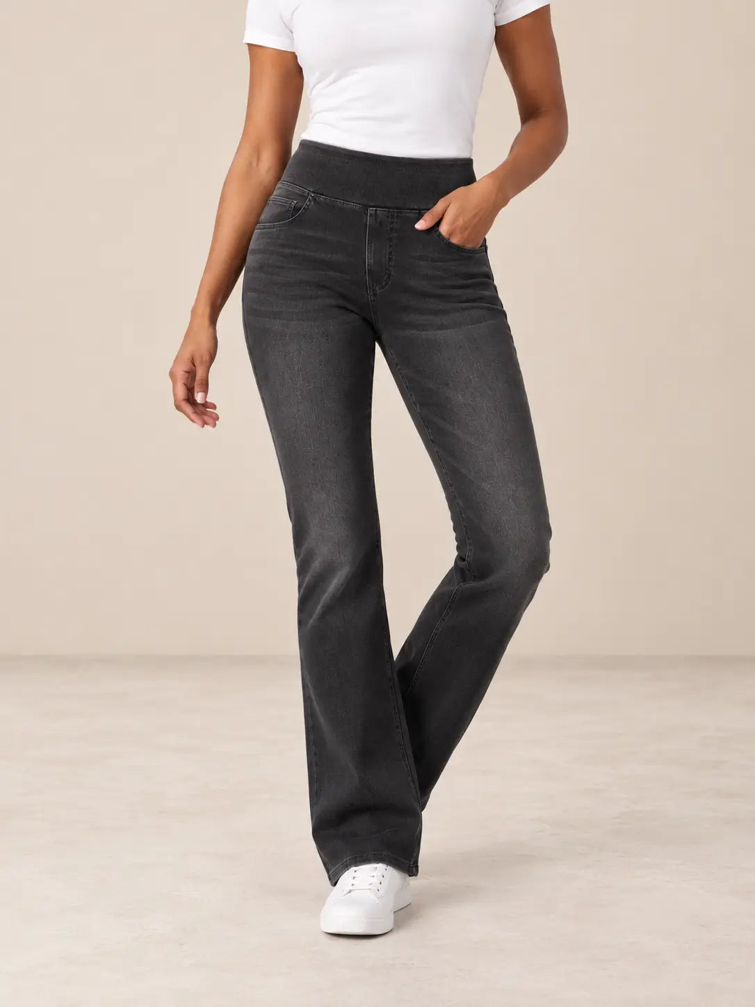 Pantalón Cashia Denim 200 color negro, talla S, vista frontal de medio plano inferior sobre modelo con camiseta blanca y zapatillas blancas.
