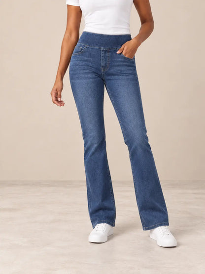 Pantalón Cashia Denim 200 en azul oscuro, talla S, vista de cintura a pies sobre modelo con camiseta blanca y zapatillas blancas