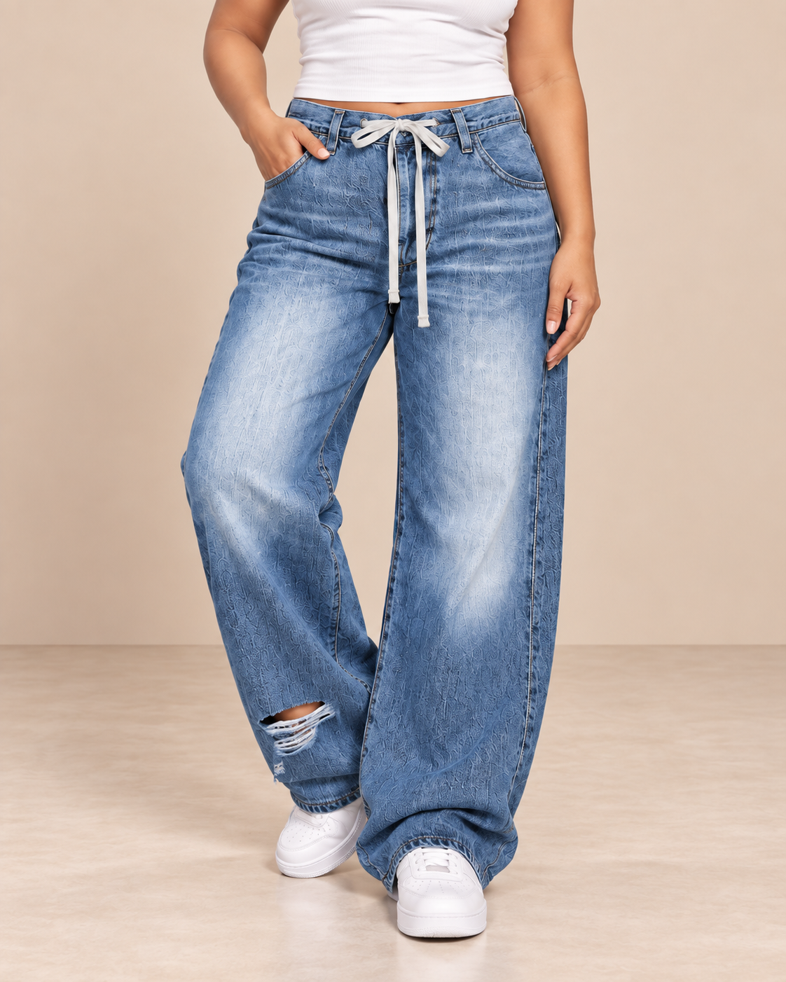 Pantalón Cashia Denim 303 en azul denim claro con cordón en cintura y bajo roto, medio plano inferior en talla L.