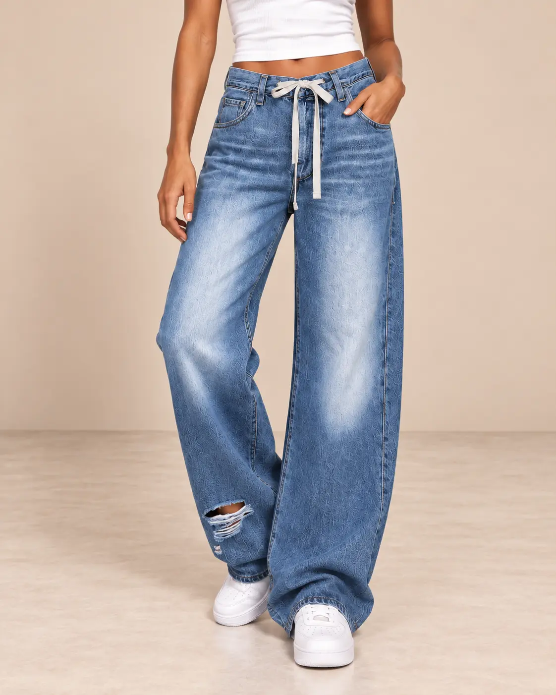 Pantalón Cashia Denim 303 en azul denim claro con cordón en cintura y bajo roto, medio plano inferior en talla M.