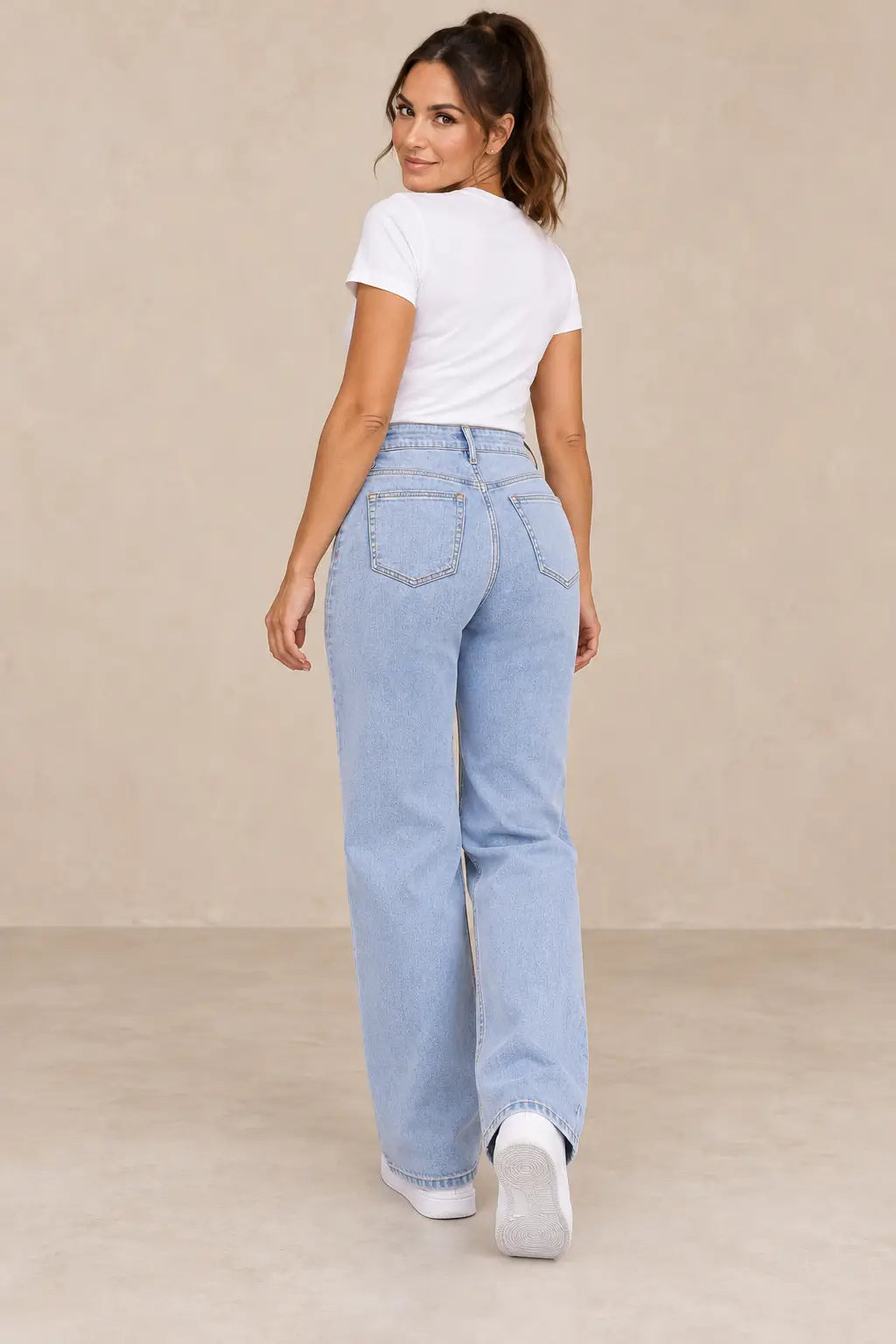 Vista trasera del pantalón Cashia Denim 402 azul claro, con bolsillos de parche y pernera ancha.